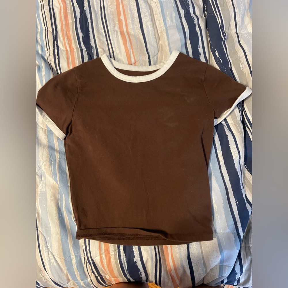 hollister short sleeve baby tee, size xs in brown with white outline